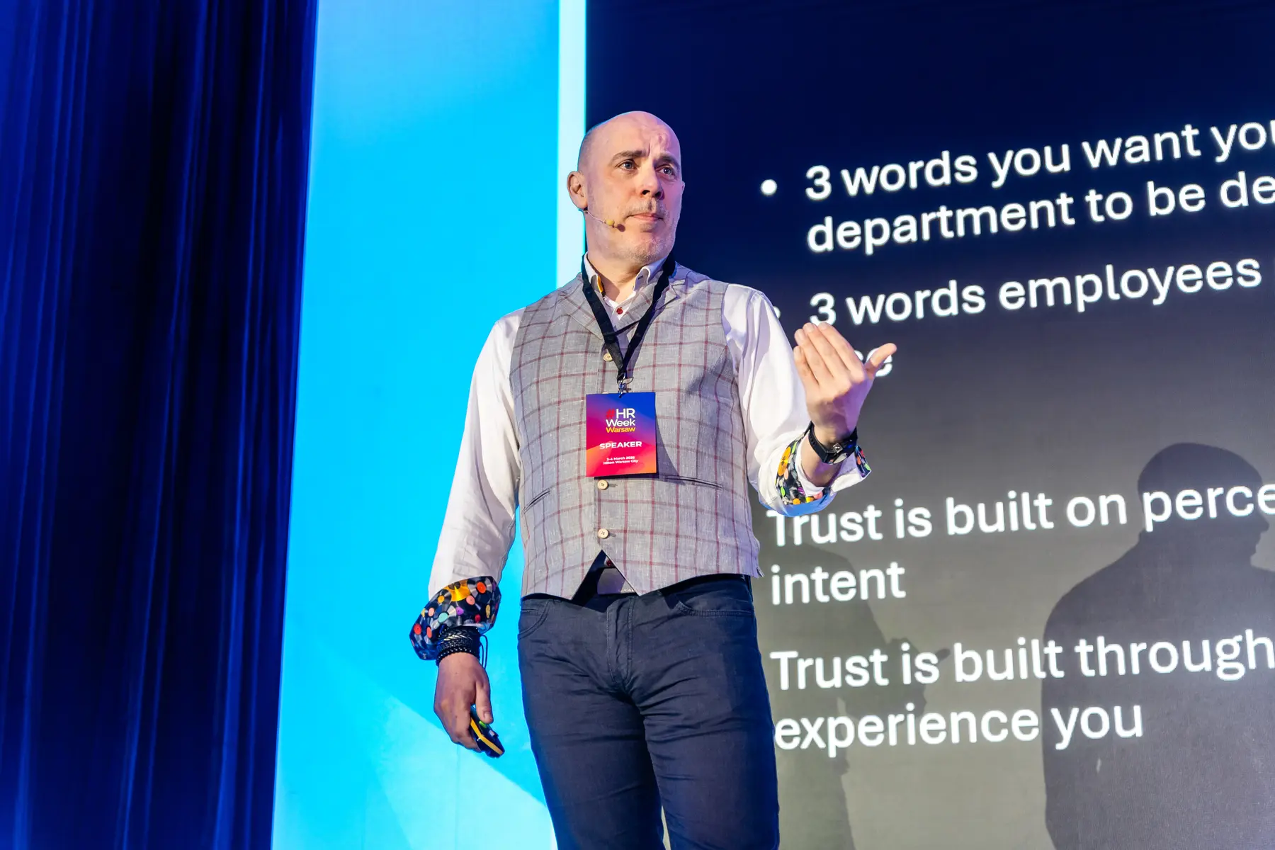 Scott Hunter speaking about trust at HR Week in Warsaw